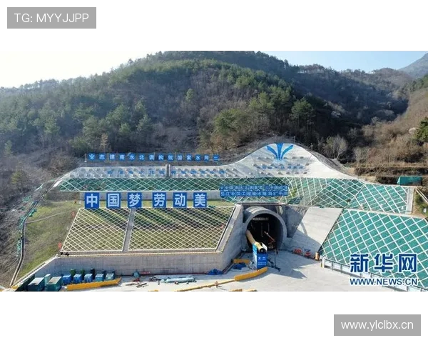 挖掘机南水北调工程渠道修整